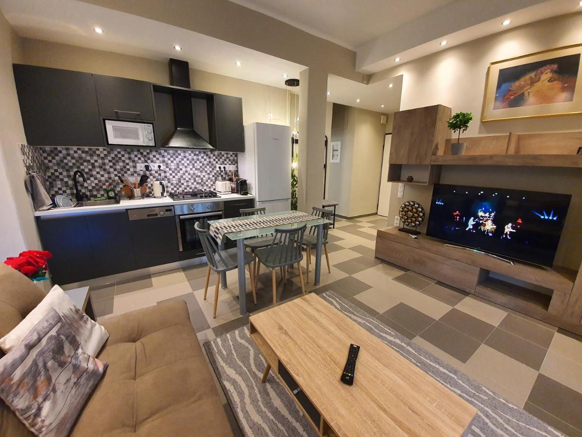 Lukas-2 B/R Luxurious Flat With Veranda Appartamento Atene Esterno foto