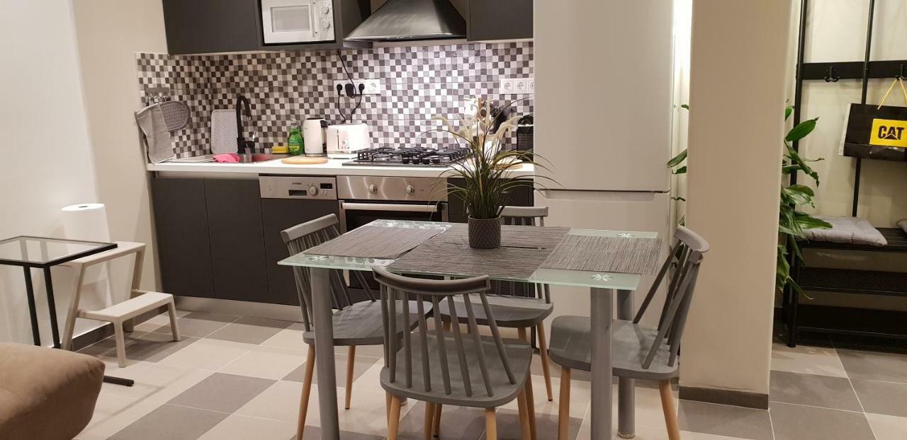 Lukas-2 B/R Luxurious Flat With Veranda Appartamento Atene Esterno foto